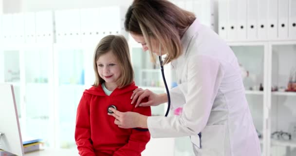 Dokter Onderzoekt Kindermeisje Het Medisch Kantoor Met Stethoscoop Kinderziektekostenverzekering Begrip — Stockvideo