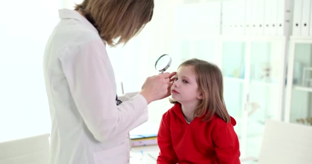 Ophtalmologiste Vérifie Oeil Petit Enfant Effectue Examen Postopératoire Aide Équipement — Video