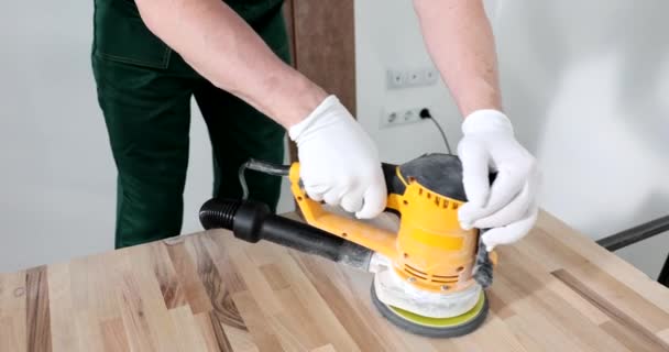 木匠用木料在磨床上工作 木材表面和细木工的研磨工具 — 图库视频影像