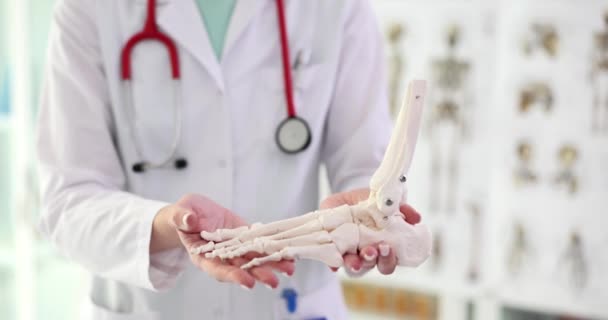 Médecin Orthopédique Examine Cheville Arthrose Des Membres Inférieurs Analyser Les — Video
