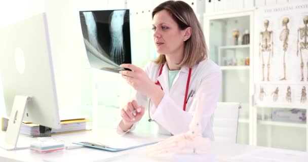 Médico Sostiene Rayos Pie Anatomía Huesos Pierna Pies Planos Causas — Vídeo de stock