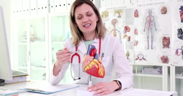 心臓病の医師は心臓の解剖学を示し その構造を説明します 動脈性高血圧および心臓発作の治療 — ストック動画