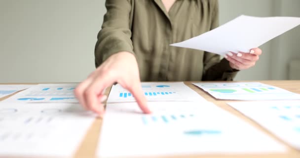 Marketer Analist Bestudeert Financiële Documenten Met Grafieken Grafieken Papierwerk Boekhouding — Stockvideo