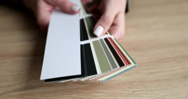 Kobieta Ręka Trzyma Próbki Kolorów Palecie Nad Stołem Grafik Projektant — Wideo stockowe