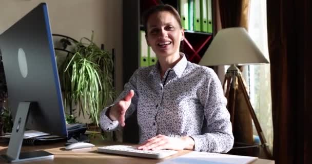 Lykkelig Vakker Kvinne Rekker Hånden Håndtrykk Hilsen Kvinnelig Agent Møte – stockvideo