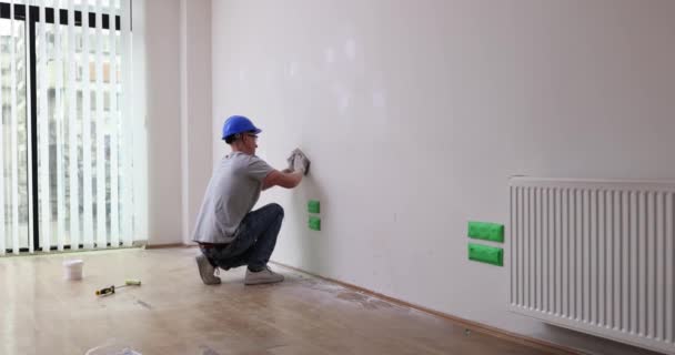 塗装前にはサンドペーパーで壁を滑らかにします アパートや家の中で自分の壁のアラインメントを行う — ストック動画