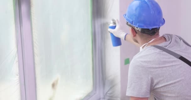 Målare Dekoratör Målar Fönsterlutning Med Vit Färg Spray Inomhus Sprayfärger — Stockvideo