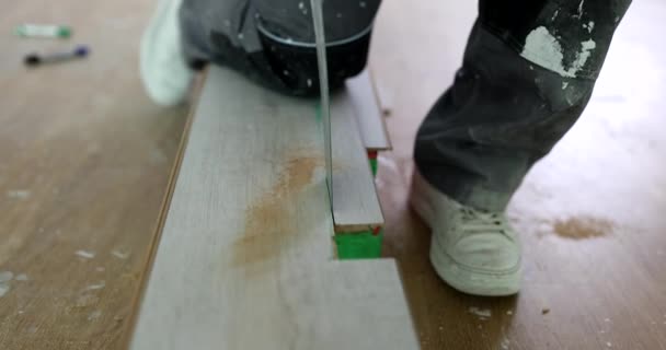 手鋸で積層板の作業マスター切断部分 積層板の切断の規則 — ストック動画