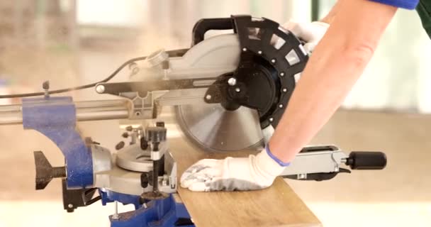 Döşeme Ustası Testeresinin Döşemesini Kaplıyor Profesyonel Dairesel Testere Kaplama Kesimi — Stok video
