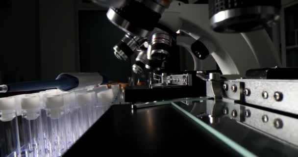 Nahaufnahme Der Beobachtung Der Vergrößerung Der Linse Des Wissenschaftlichen Mikroskops — Stockvideo