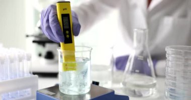 Bilimadamı laboratuvarda kimyasal solüsyon ve laboratuvar su kalitesi veya pH ölçer kullandı. Su araştırması ve bilimsel