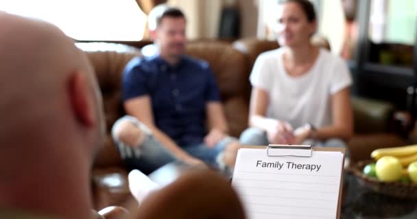 Ženatý Pár Mužů Žen Mluví Terapii Psychologem Řešení Rodinných Problémů — Stock video