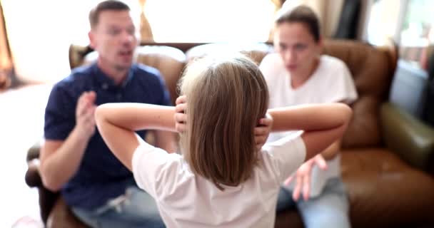 両親の母親と父親は耳を閉じて女の子を叱った 親子紛争 — ストック動画