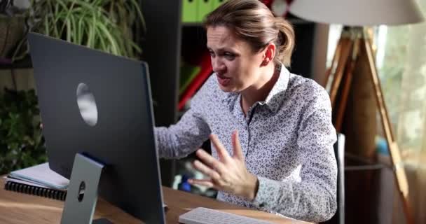 Megdöbbent Felháborodott Üzletasszony Nézi Számítógép Monitorját Ingerült Titkár Menedzser Felháborodott — Stock videók