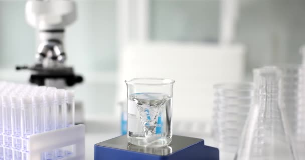 Przezroczysta Woda Ciekła Kolbie Szklanej Magnetyczne Oczyszczanie Wody Magnetyczne Oczyszczanie — Wideo stockowe