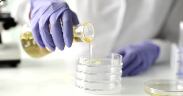 Χέρι Ρίχνει Κίτρινο Υγρό Κοντινό Σωλήνα Δοκιμής Εξέταση Προϊόντων Πετρελαίου — Αρχείο Βίντεο