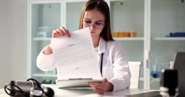 Kardiyolog klinikte kardiyogram verilerini inceliyor. Kalp hastalıklarının önlenmesi ve arteryel hipertansiyon