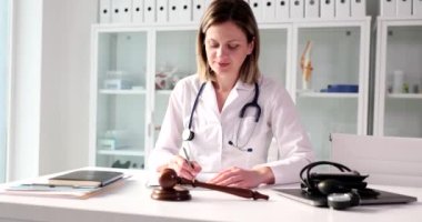 Yargıç Gavin klinikte evrak işleriyle uğraşan bir doktor. Dava ve adli tıp incelemesi