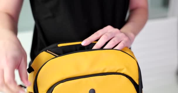 Жіноча Рука Відкриває Жовтий Рюкзак Передає Готівкові Долари Переміщення Готівки — стокове відео