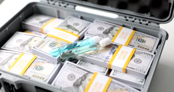 Preparación Química Azul Frasco Paquetes Con Dólares Maleta Venta Vacuna — Vídeos de Stock