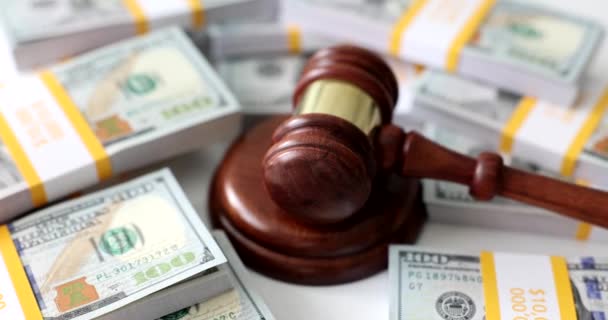 Igazságügyi Kalapács Egy Halom Amerikai Pénzen Vámügyekben Elkövetett Gazdasági Bűncselekményekért — Stock videók