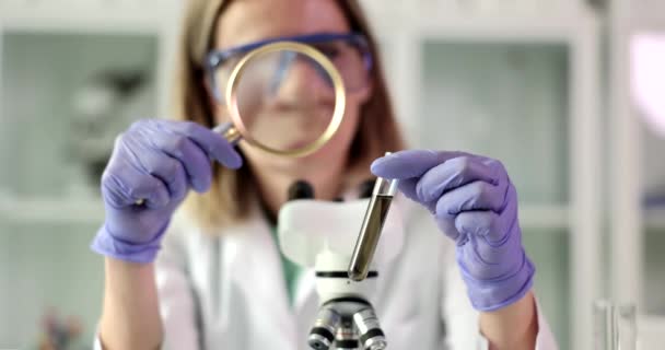 Especialista Química Cientista Examina Uma Lupa Tubo Teste Com Amostra — Vídeo de Stock