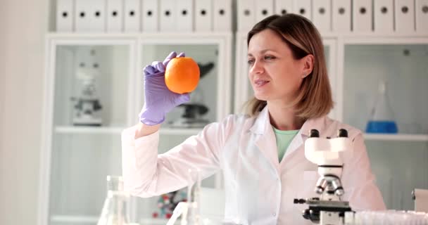 Científico Laboratorio Mira Primer Plano Los Cítricos Naranja Producción Aceites — Vídeos de Stock