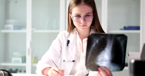 Terapeuta Kardiológus Elvégzi Tüdő Röntgenjét Kórházban Tüdő Röntgen Koncepciójának Leírása — Stock videók
