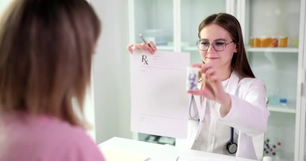 医者は診療所で患者に薬を処方する 処方薬の普及 — ストック動画