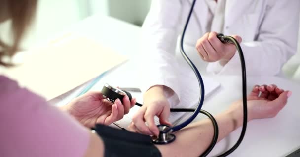 Medico Cardiologo Misura Pressione Sanguigna Del Paziente Clinica Primo Piano — Video Stock