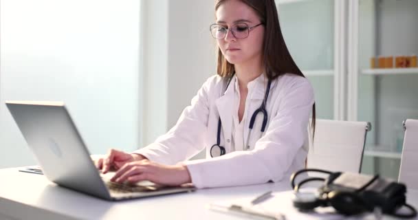 Médico Entra Las Notas Diagnóstico Del Paciente Portátil Atención Médica — Vídeos de Stock
