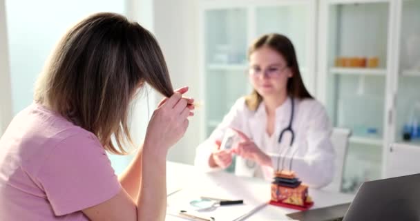 Orvos Gyógymódot Ajánl Hasított Végekre Női Betegnek Klinikán Hajhelyreállító Farmakológiai — Stock videók