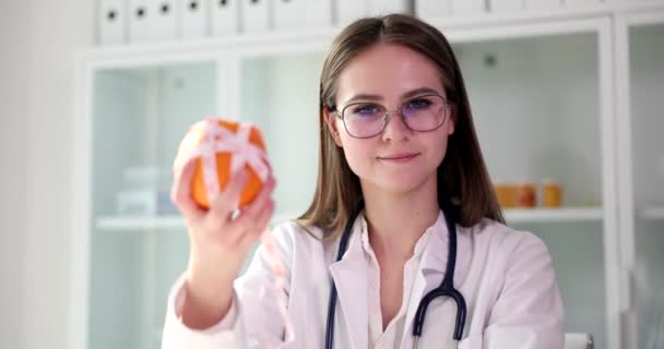 Táplálkozási Szakemberek Narancssárgát Vitaminokat Ajánlanak Női Táplálkozási Szakember Aki Gyümölcsöt — Stock videók