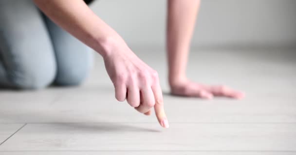 Δάχτυλο Αγγίζει Σκόνη Στην Επιφάνεια Του Ξύλινου Δαπέδου Υπηρεσία Καθαρισμού — Αρχείο Βίντεο
