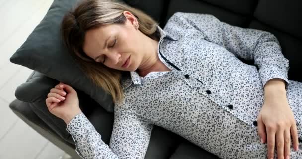 Εξαντλημένη Νεαρή Γυναίκα Ξαπλώνει Άνετο Καναπέ Στο Σαλόνι Και Κοιμάται — Αρχείο Βίντεο