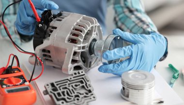 Eldivenli eller arabanın vites kutusunu kontrol et, yakın plan. Motor tamiri, motor güncellemesi, çoklu metre kullanımı, jeneratör parçası