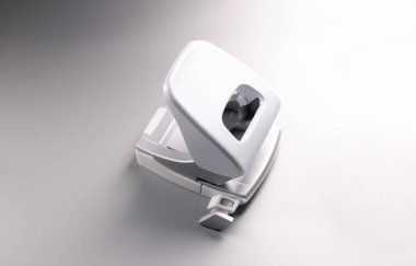 Gri arka planda beyaz delik delgisi var. Kırtasiye konsepti satışı