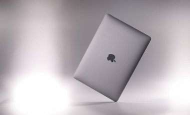 TBILISI, GEORGIA - 6 Aralık 2024: Gri arkaplanda yeni dijital Apple MacBook kliması. Bilgisayar donanımı ve elektronik konsepti satışı