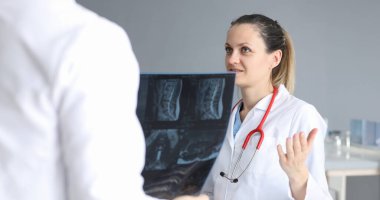 Doktorlar, hastanın röntgen tabanlı teşhisini tartışıyorlar. Cerrahın acil konsültasyonu. Cerrahi patolojisi olduğundan şüphelenilen hastalara yardım. Hastaneye yatırılmaya karar vermek için teşhis araçları