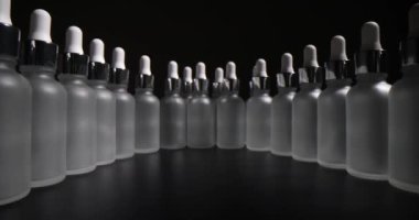 Üretimdeki kozmetik ürünleri için şeffaf buzlu şişeler. Temel yağların raf ömrü ve depolama özellikleri