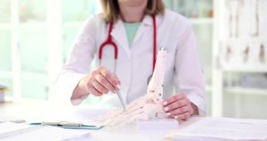 Doktor kemik modeline ayak basmayı açıklıyor. Bacak eklemlerinde ağrı