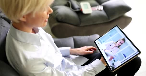 Patienten Och Läkaren Kommunicerar Online Videolänk Med Digital Surfplatta Modern — Stockvideo