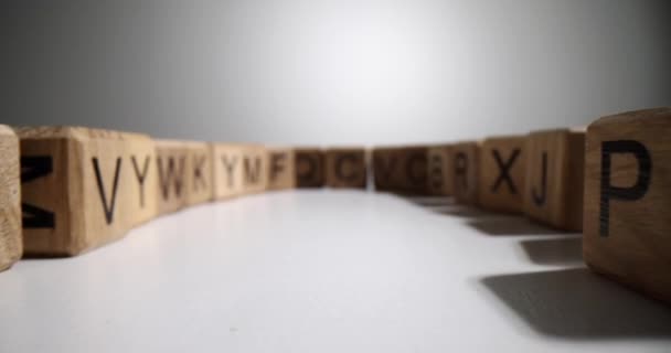 Kubussen Blokken Van Het Woord Met Letters Willekeurig Witte Achtergrond — Stockvideo