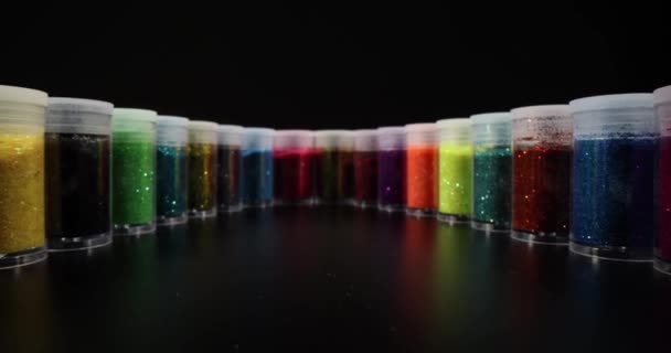 Veelkleurige Pailletten Transparante Potten Zwarte Achtergrond Glitter Voor Slijm Pailletten — Stockvideo