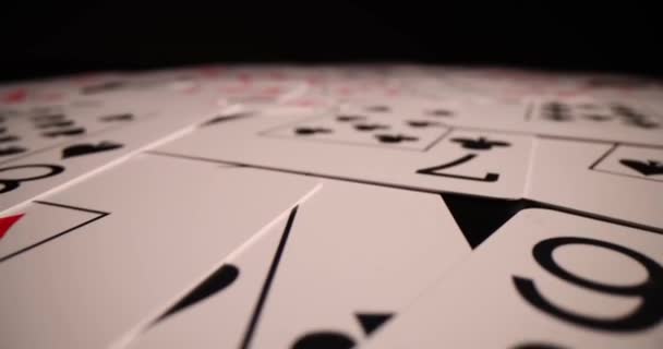Poker Kumarhanesinin Kombinasyonu Siyah Poker Masası Arka Planında Izole — Stok video