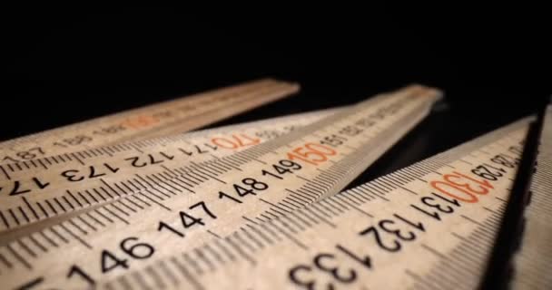 木制尺子以厘米和毫米标示在黑色背景上 缩排印刷刻度概念 — 图库视频影像