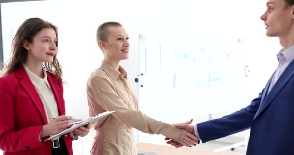 Szczęśliwy Uśmiechnięty Biznesmen Bizneswoman Ściskający Dłonie Nowoczesnym Biurze Spotkanie Zespołu — Wideo stockowe