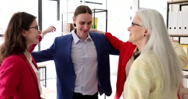 Nadšení Spoluhráči Radostně Objímají Šťastní Nadšení Podnikatelé Různých Věkových Kategorií — Stock video