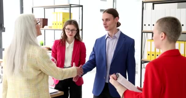 Reife Geschäftsfrau Beim Händeschütteln Mit Geschäftsmann Bei Einem Verhandlungstermin Abschluss — Stockvideo