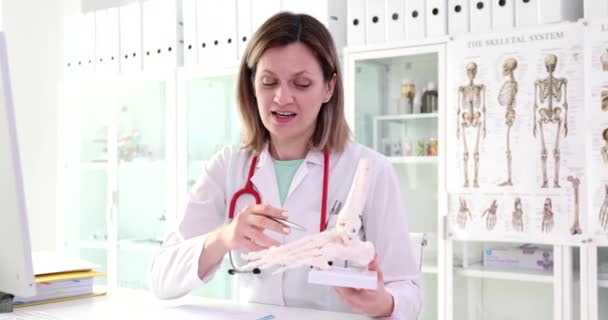 Ortopedisk Läkare Visar Modell Plast Mänsklig Fot Ledvärk Artrit Orsakar — Stockvideo